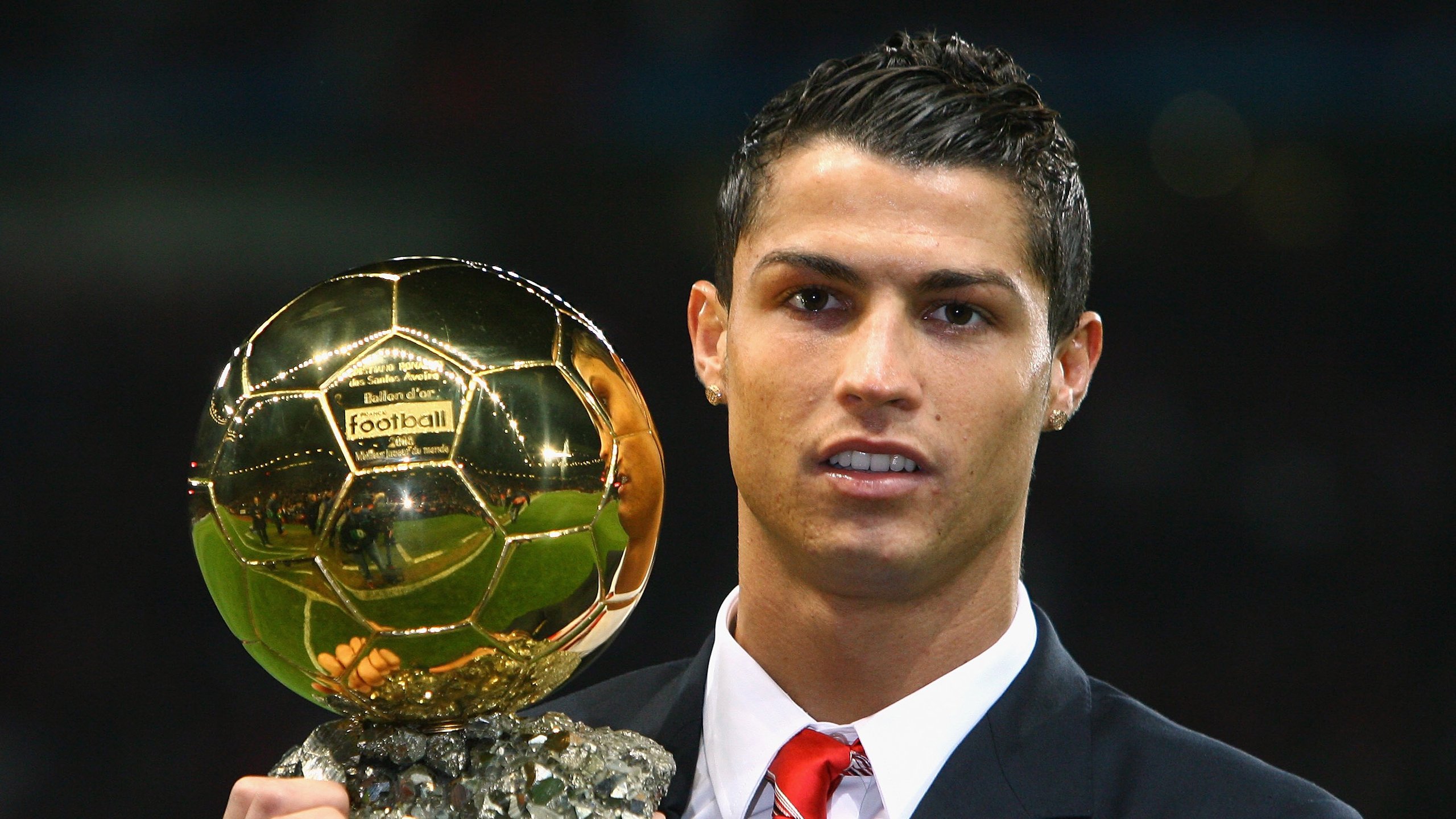 巴黎正面击溃利物浦，伊布成为关键先生，当传奇在暮色中拔剑